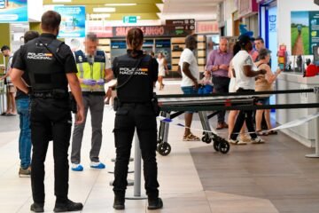 Detenido el hombre que se dio a la fuga tras asesinar a su expareja en un centro comercial de Murcia