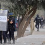 La Policía impide que cientos de ceutíes se enfrenten a los migrantes en la playa de El Trampolín
