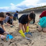 Miles de voluntarios tratan de limpiar el mayor vertido de pellets del Reino Unido ante la deficiente respuesta oficial