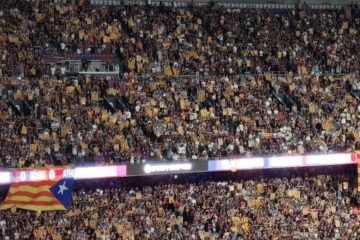 Las banderas independentistas toman el Camp Nou tras el llamamiento de Joan Laporta