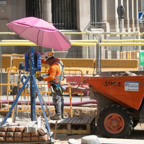 La creación anual de empleo extranjero supera por primera vez la de españoles