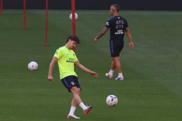 El Barcelona sigue sin resolver la carencia en la delantera y pone fecha límite a Julián Alvarez: el lunes