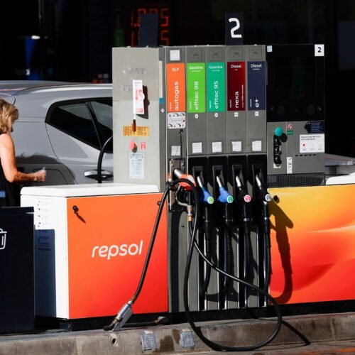 El encarecimiento del gasóleo obliga al Gobierno a elevar la rebaja fiscal a 20 céntimos en septiembre
