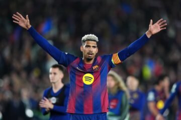 Araujo, cedido al Liverpool, se entrega a Anfield para olvidar el dolor del Barça