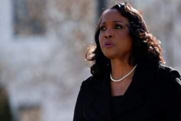 Trump vuelve a la carga para despedir a Lisa Cook de la Fed, pese a la oposición del Supremo