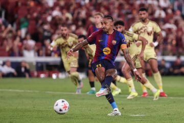 Raphinha sobrevive a la canícula y el Barcelona se lleva el Gamper