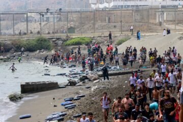 Los servicios de inteligencia concluyen que Rabat permitió y utilizó la oleada humana sobre Ceuta, pero no la planeó