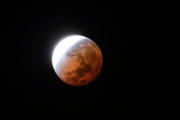 Otro eclipse llega a España este agosto, pero este es parcial y de Luna: “Tendrá el color de todos los atardeceres de la Tierra”