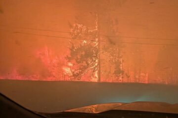 Un incendio forestal «explosivo como una bomba» obliga a huir a 21.000 personas en Canadá