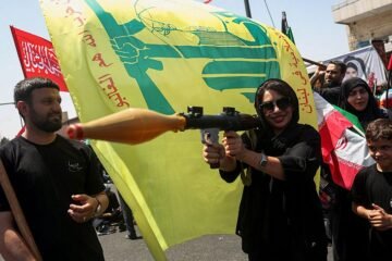 Trump urge un acuerdo con Irán atenazado por la caída de su popularidad