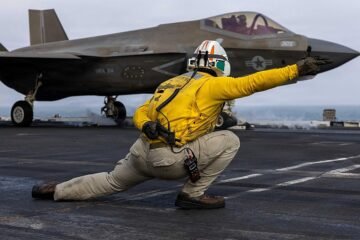Marineros del portaaviones ‘USS Lincoln’ intentan saltar por la borda por estrés y agotamiento
