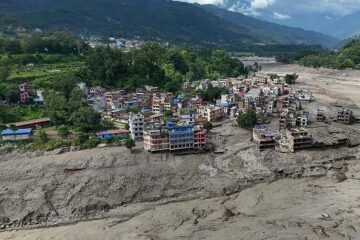 Los vídeos más impactantes de la brutal riada en la frontera entre Nepal y Tíbet