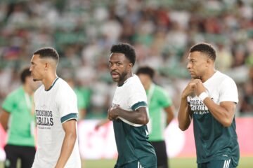 Vinicius, Mbappé y Konaté se desmarcan del homenaje que los futbolistas del Elche – Real Madrid rinden en apoyo a Ceuta