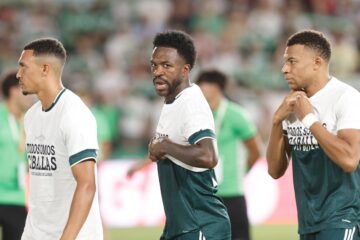 PP y Vox cargan contra Vinicius, Mbappé y Konaté por su gesto en el partido entre el Elche y el Real Madrid