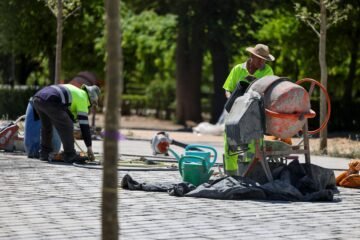 La regularización atenúa la pérdida de empleos en agosto con 162.800 puestos menos, pero acelera el paro