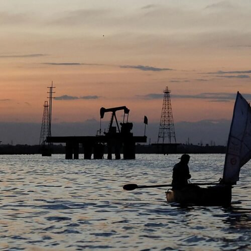 EE UU toma el control total del petróleo de Venezuela y se queda con el dinero de sus ventas